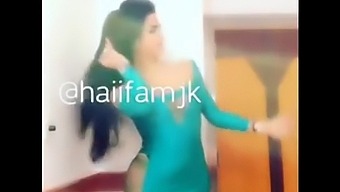 Transexual Árabe Com Peitos Grandes