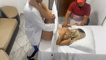 Jeg Har Mistanke Om At Min Kone Bliver Seksuelt Misbrugt Af Sin Gynækolog Mens Jeg Er Til Stede, Og Hun Nyder Det
