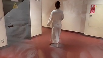 Intense Orale En Vaginale Actie Met Een Hete Vreemdeling In Een Hotelspa