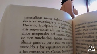 O Studentă Primește O Lecție De Sex De La Un Coleg De Facultate.