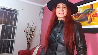 En Milf-Gudinde Klæder Sig Ud Som En Sexet Halloween-Heks