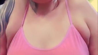 Ho Sentito Il Bisogno Di Una Doccia Dopo Il Mio Intenso Allenamento In Palestra, Così Ho Chiamato Il Mio Amico Per Raggiungermi Nello Spogliatoio. Ci Siamo Divertiti Un Po'