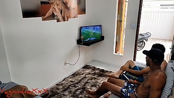 Klik: Ženska Želja Po Kaosu Vodi Do Nepozabne Izkušnje Z Več Moškimi In Veliko Analnega Seksa, Dokler Ne Doseže Orgazma In Prši V Vagninho Vivi Capetinha E Par Ogro Video