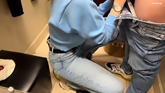 在试衣间里真正的内射:在我试穿牛仔裤时射精在我的阴道里