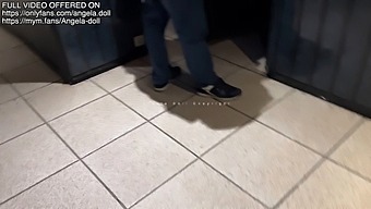 Amateur-Pov-Video Von Gruppensex Mit Einem Fremden Im X-Kino