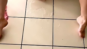 一个年轻而惊人的女孩沉迷于自我愉悦,在客厅里大力喷射,展示她对性接触的渴望。
