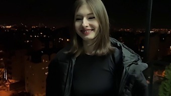 Prima Experiență Sexuală A Unei Fete De Colegiu Ruse Cu Vecinul Ei