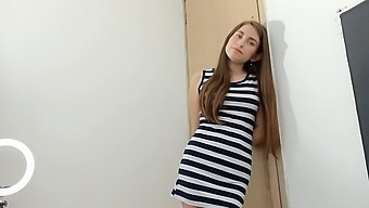 계모가 의붓딸과 성적인 만남을 논의하고, 서로 성적인 만남으로 이어집니다.
