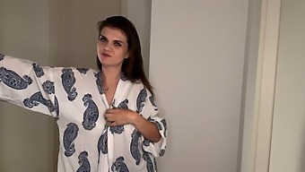 Meraklı Üvey Oğul, Üvey Annesinin Solo Zevk Seansını Izliyor.