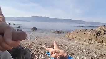 En Nudist Milf Får En Blixt Från En Exhibitionist På Stranden Och Ger Honom En Avsugning