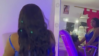 Ein Junger Mann Besucht Seine Alte Freundin In Ihrem Haus Und Wird Zu Einer Sinnlichen Begegnung Auf Ihr Zimmer Gebracht