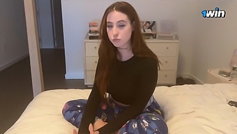 Hot Rødhåret Får En Creampie I Hjemmevideo Før Undervisning.