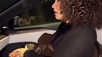 Den Unge Kones Mand Sørger For, At Hun Har Sex Med En Fremmed I Bilen.